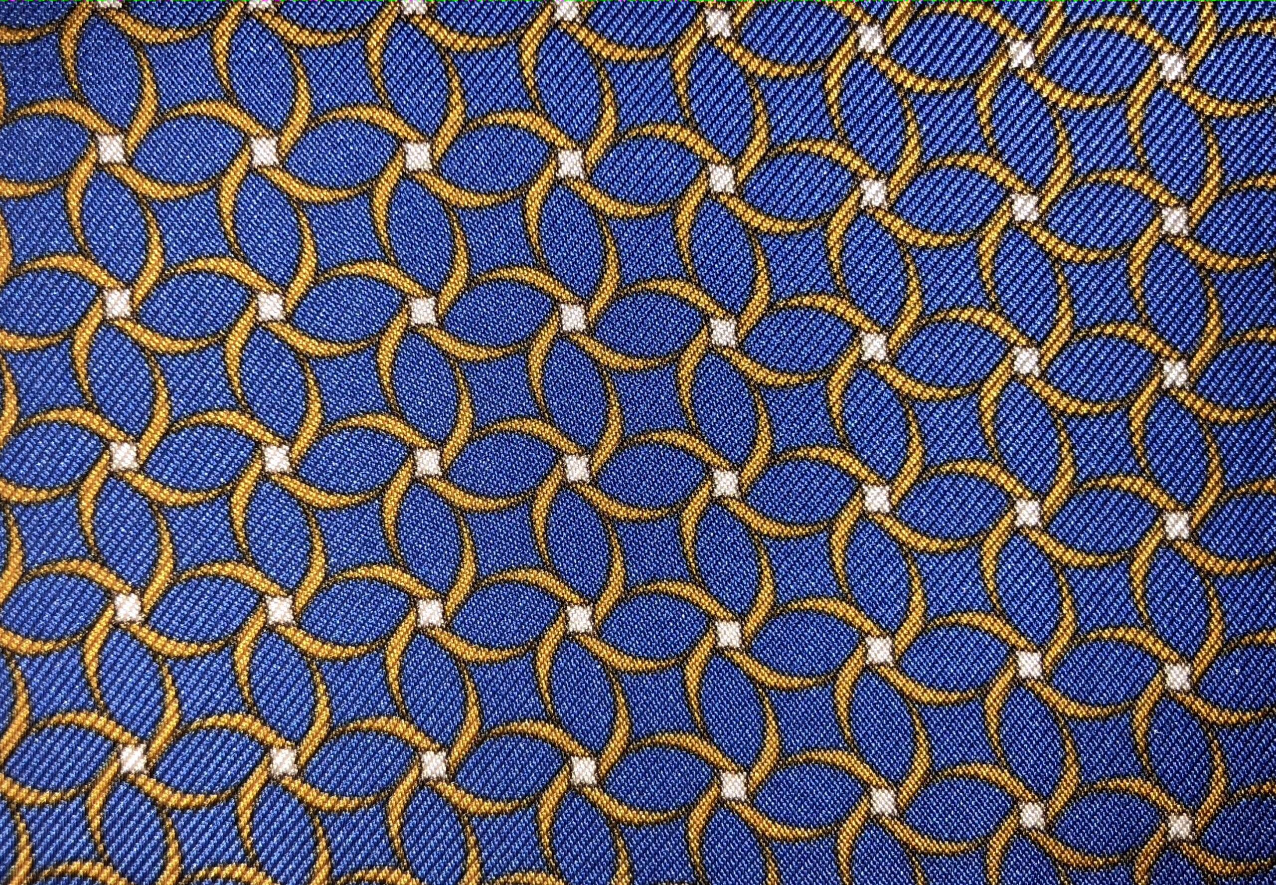 Tessuto in pura seta con motivo e fondo blu